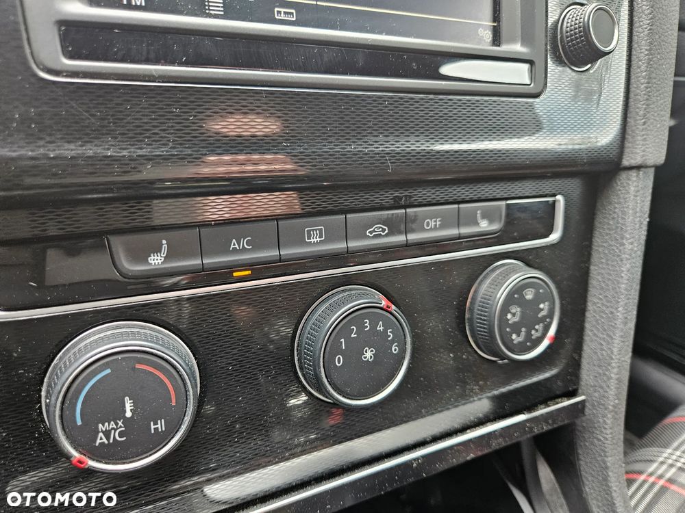 Volkswagen Golf - 28