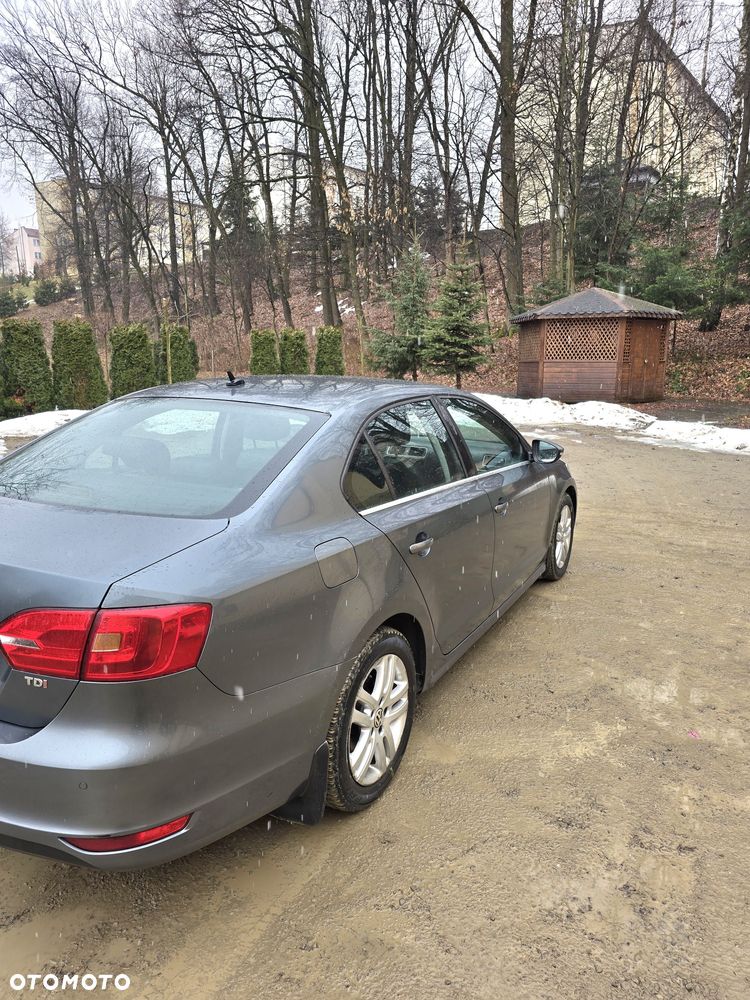 Volkswagen Jetta - 1