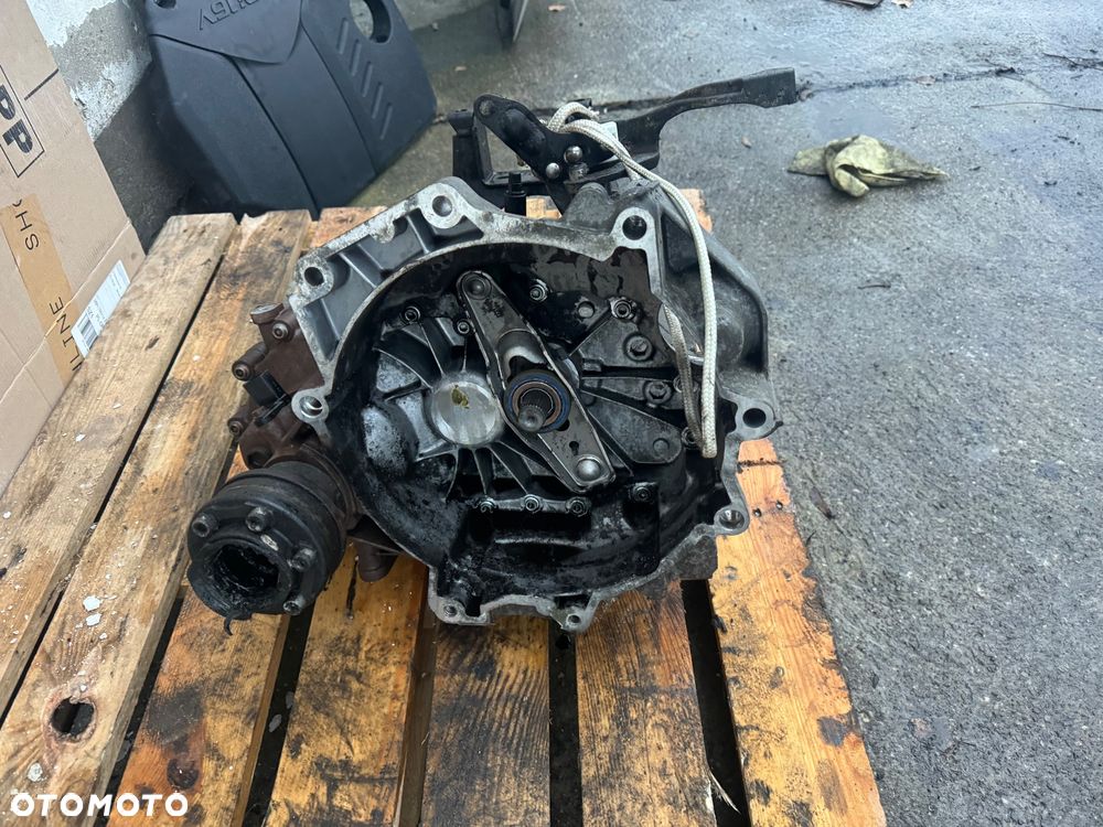 VOLKSWAGEN POLO SKRZYNIA 02T301103 j - 4