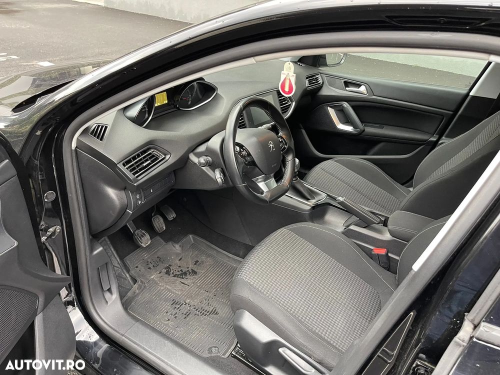 Peugeot 308 1.2 L PureTech Turbo S&S Allure - 6