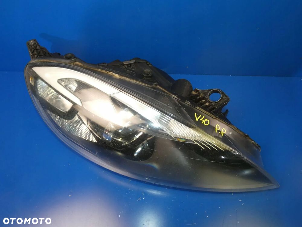 VOLVO V40 II LAMPA PRAWA PRAWY PRZÓD PRZEDNIA XENON ANGLIK - 1