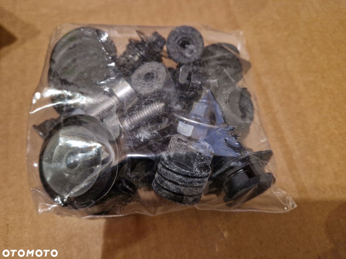 AUDI A4 RS4 A5 RS5 ŚRUBKI SPINKI DO MASKI NOWE 8K0098615A zestaw mocujących - 1