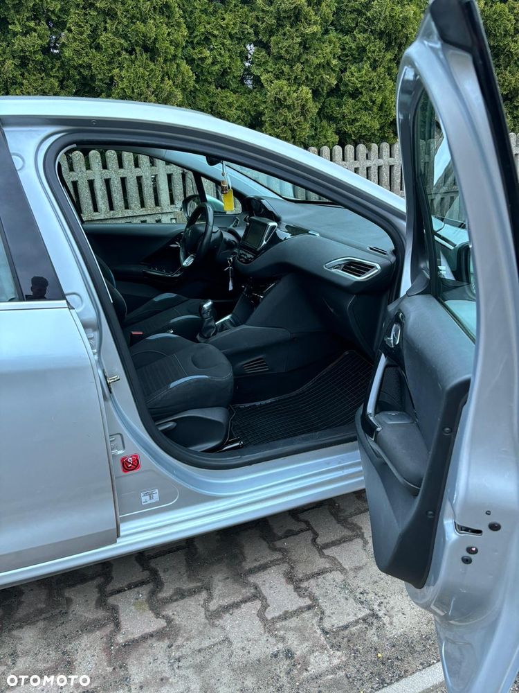 Peugeot 208 - 12
