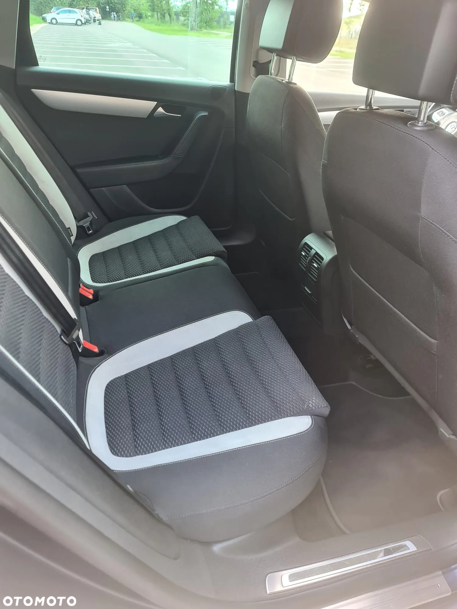 Volkswagen Passat Variant 2.0 TDI BlueMotion Technology R-Line - 13