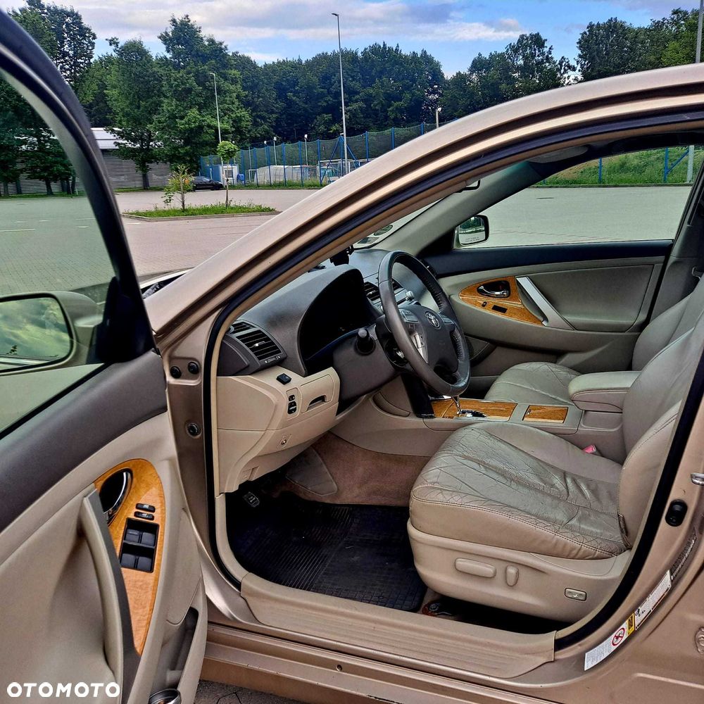 Toyota Camry - 6