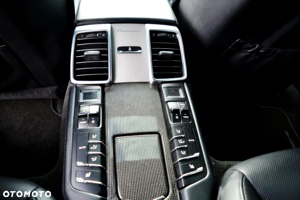 Porsche Panamera GTS - 36