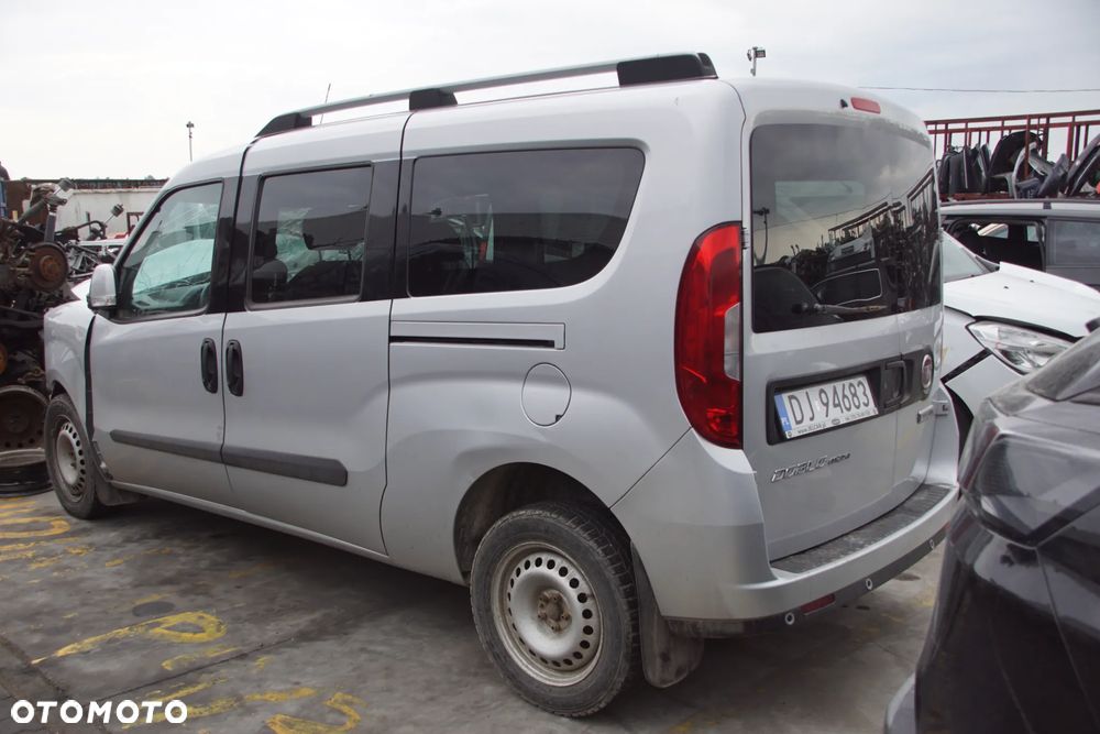 Auto na części - Fiat Doblo II Maxi Lift 1.6 MultiJet 120 KM 940C1000 C635 612A 2019R Silnik Skrzynia Drzwi Błotnik Zderzak Lampa Lusterko Klamka Szyba Deska Kokpit Sterownik Moduł Czujnik Licznik Wyświetlacz Panel Kierownica - 5