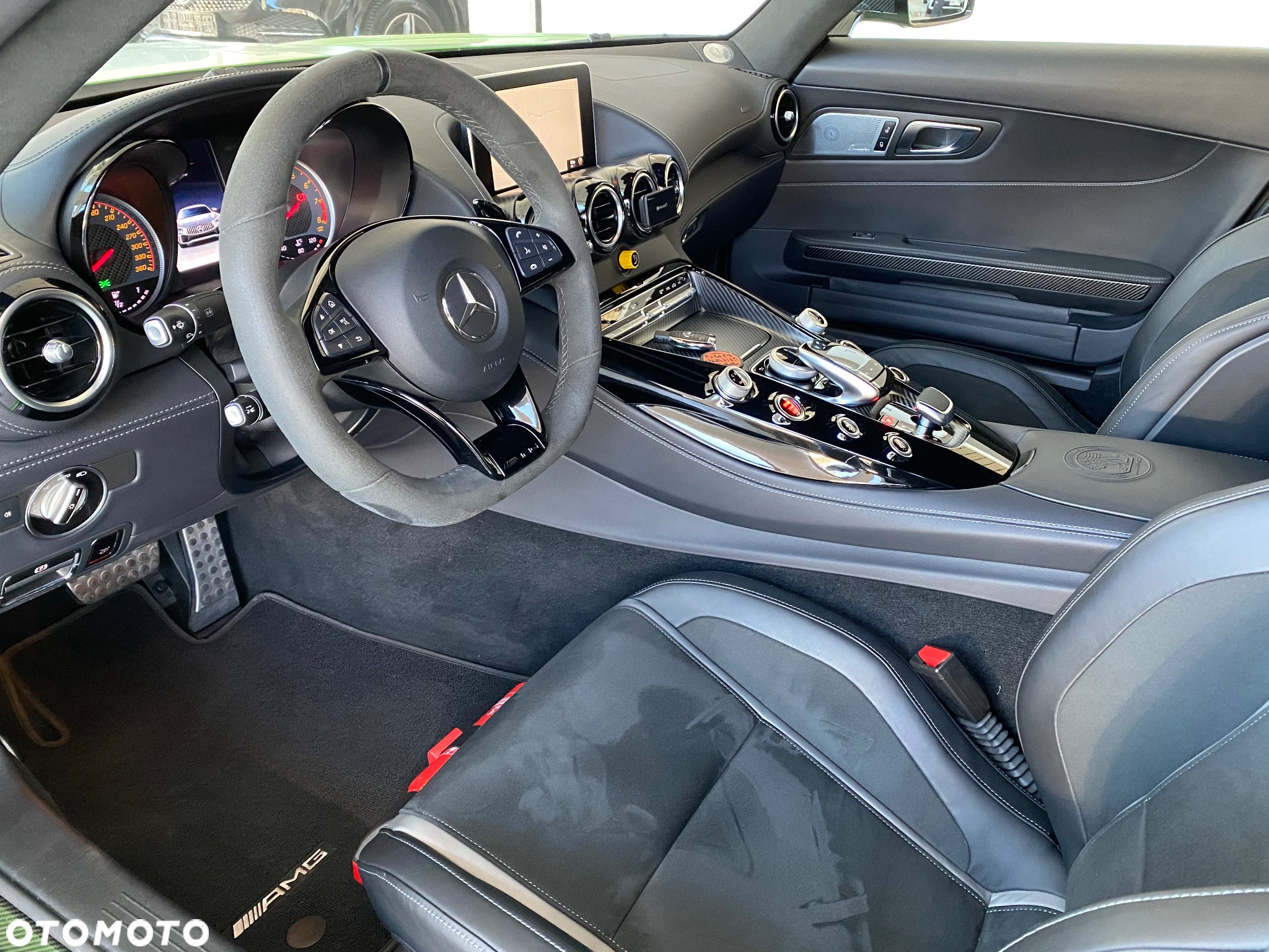 Mercedes-Benz AMG GT R - 27