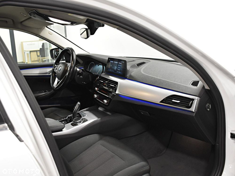 BMW Seria 5 530i GPF xDrive Luxury Line sport - 12