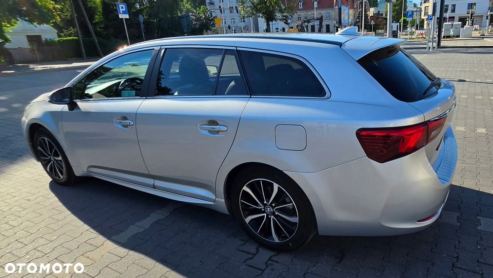 Toyota Avensis 1.8 Premium MS - 12