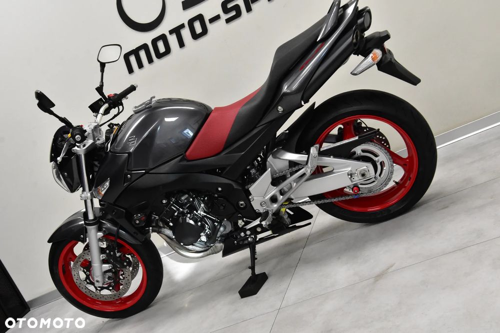 Suzuki GSR - 11