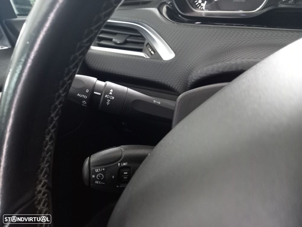 Peugeot 2008 1.2 PureTech Allure - 14