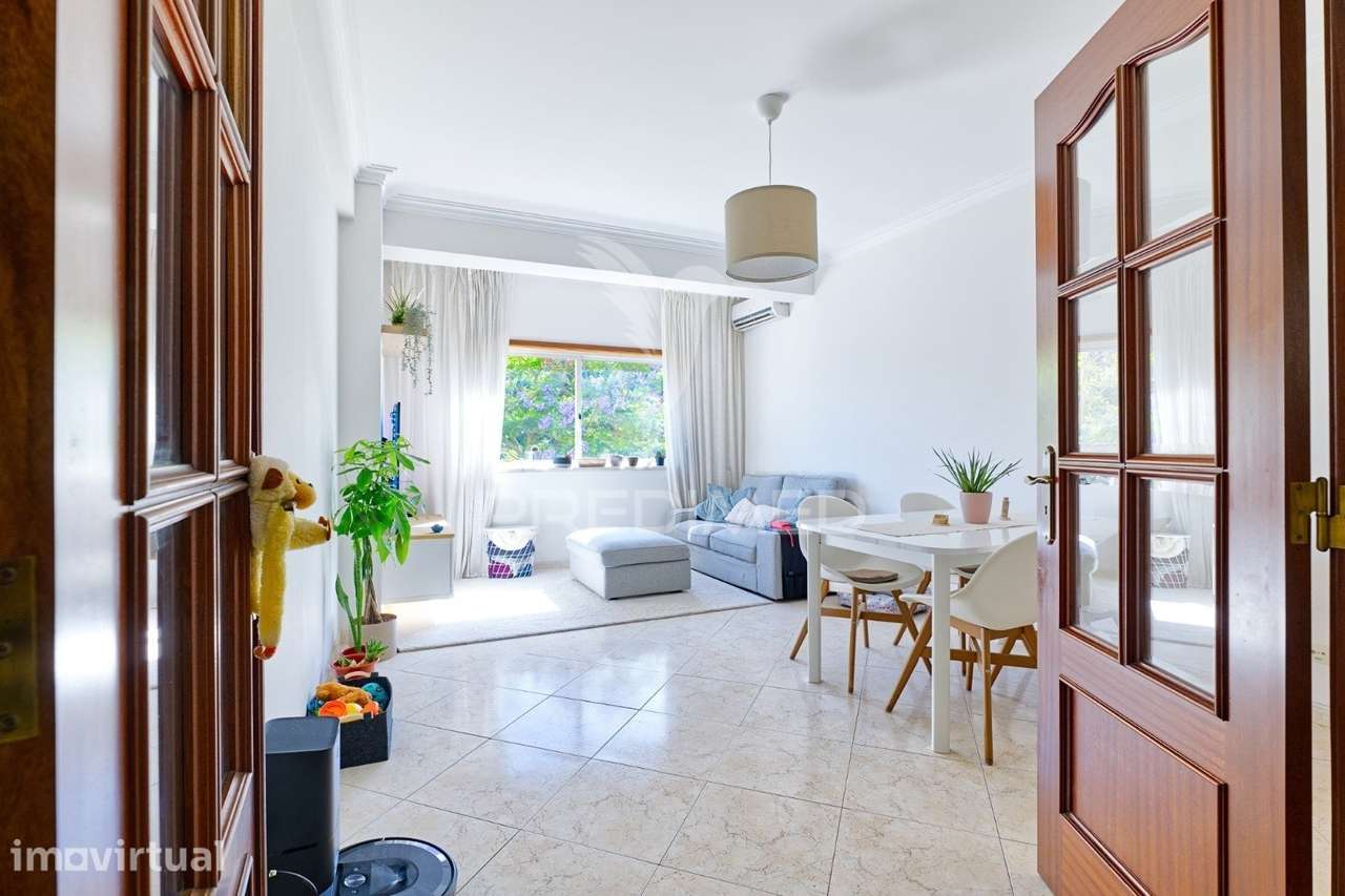 Excelente Apartamento T2 no Fogueteiro – Conforto, Luz Natural e Lo... - Grande imagem: 3/40