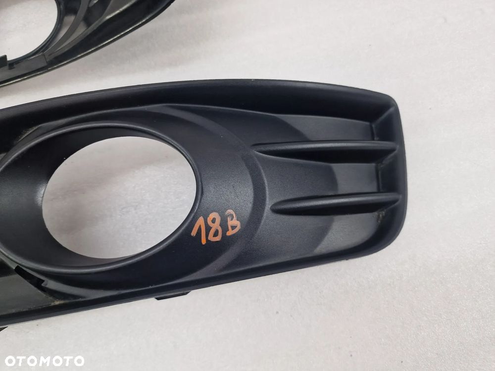 AUDI A3 8P0 LIFT 08- LEWA KRATKA BOCZNA ZDERZAKA PRZEDNIEGO PRZÓD , NR 8P0807681H , NR AUKCJI E/18 - 9