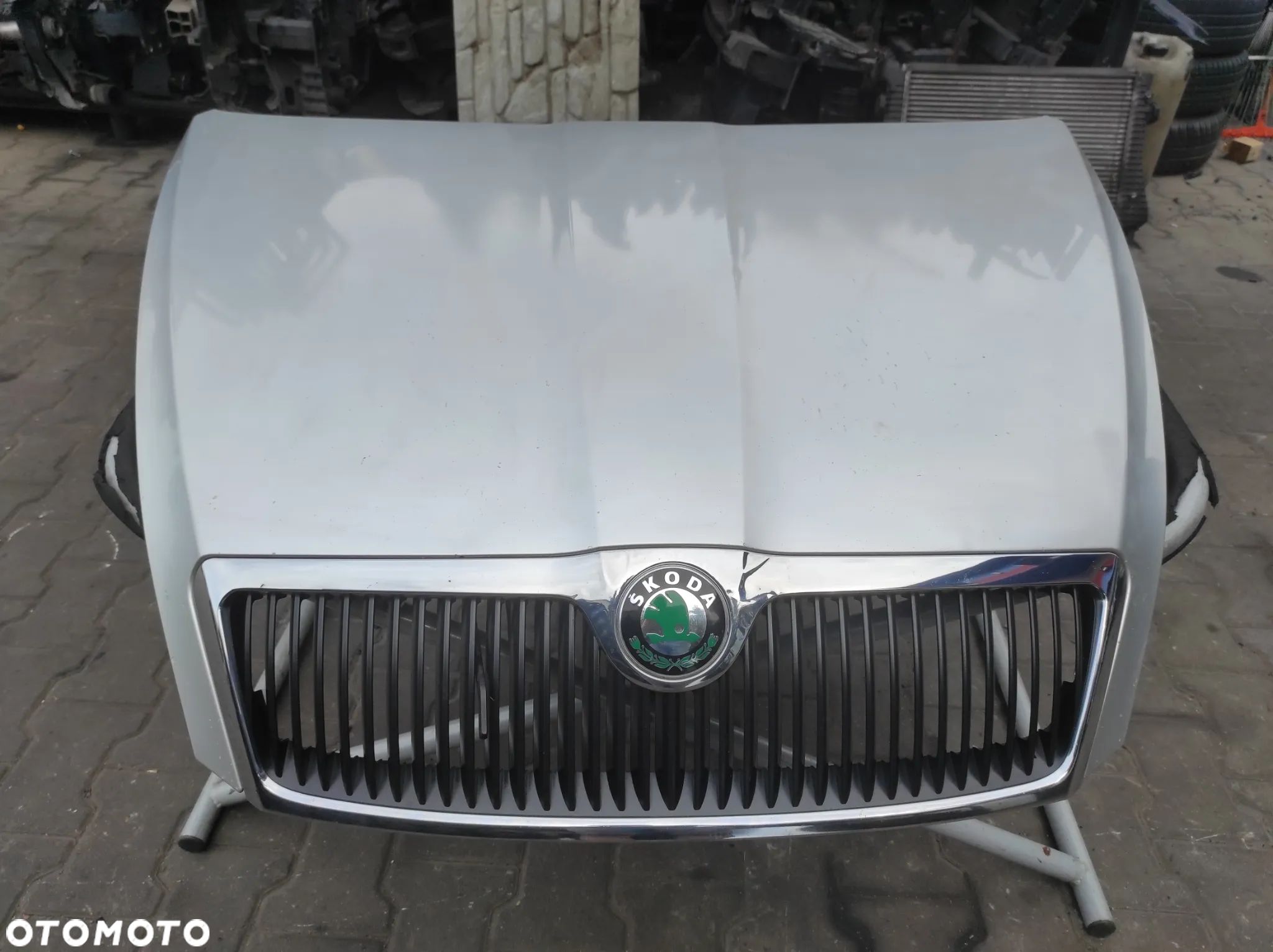 MASKA POKRYWA SILNIKA SKODA OCTAVIA 2 9156 SREBRNA ATRAPA GRILL LOGO WYSYŁKA !!! - 1