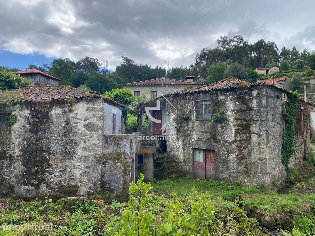 Propriedade com 2 casas para restaurar - Grande imagem: 3/21