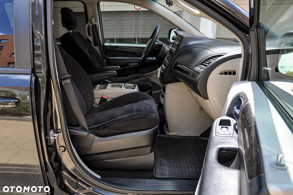 Dodge Grand Caravan - 12