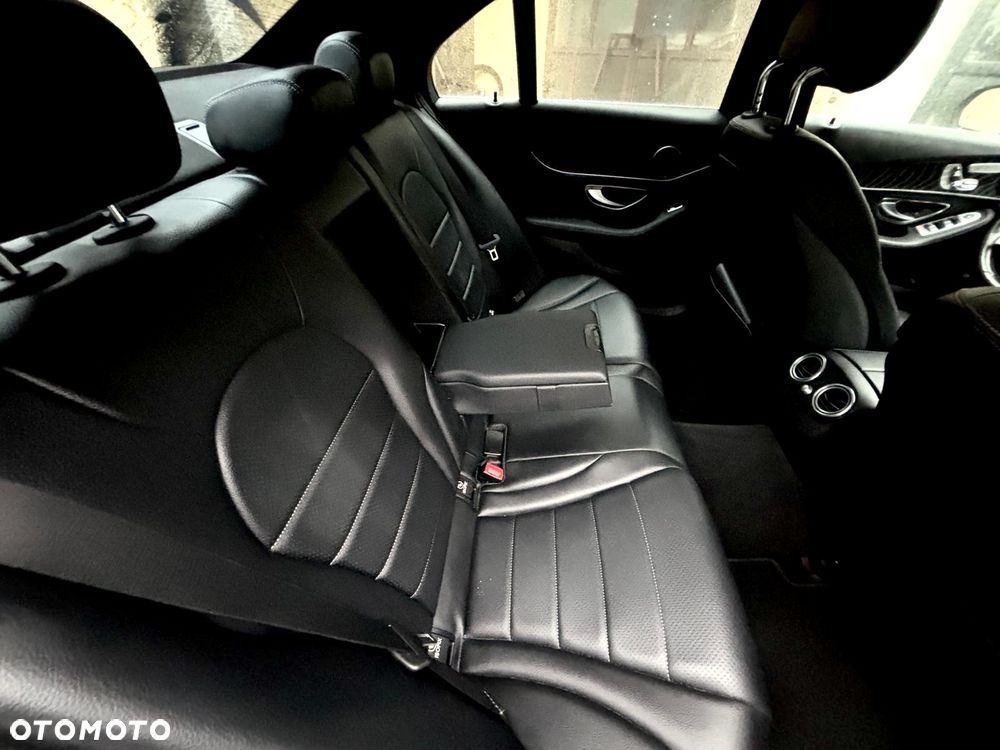 Mercedes-Benz Klasa C 300 9G-TRONIC AMG Line - 17