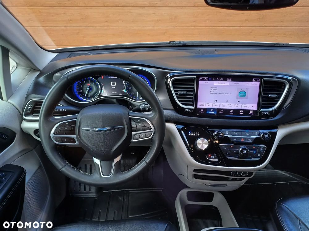 Chrysler Pacifica - 11