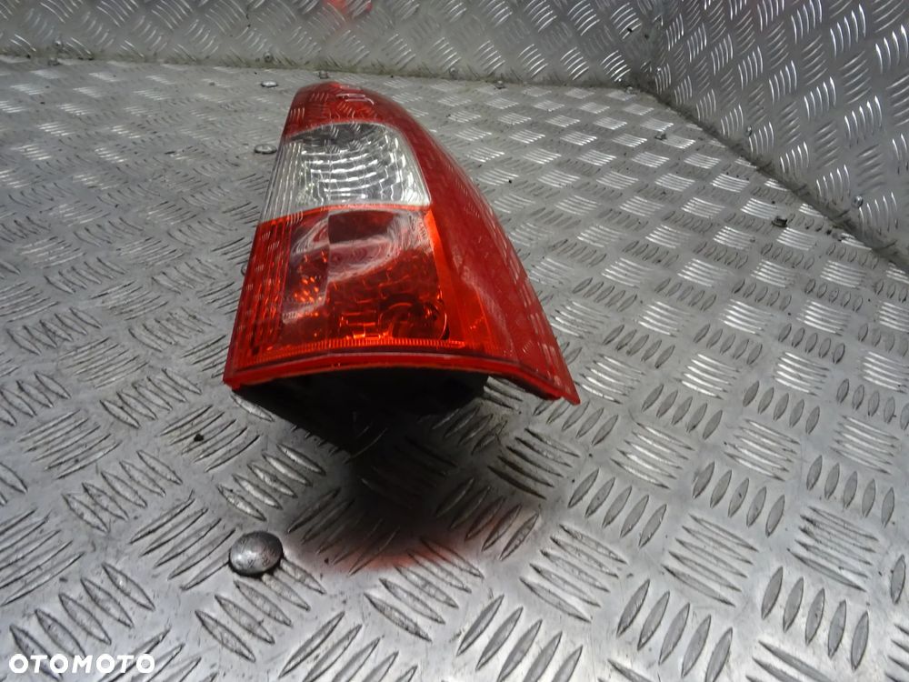 VOLVO XC70 01-07 2.5T 210KM  LAMPA TYŁ TYLNA PRAWA LEWA - 6