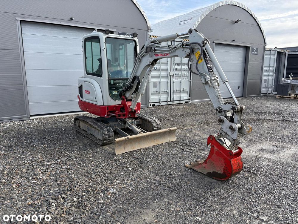 Takeuchi TB225 - 1