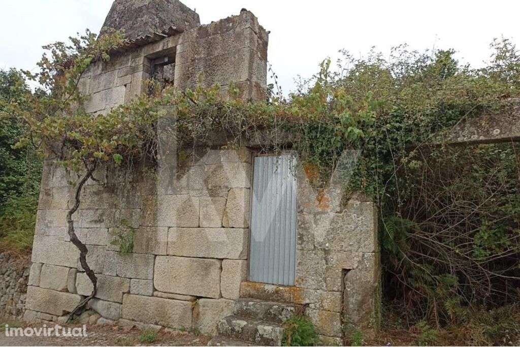 Moradia de grandes áreas, em granito, para restaurar, em Carvalhais, S - Grande imagem: 3/14
