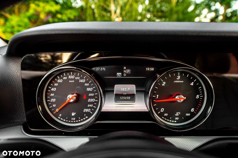 Mercedes-Benz Klasa E 220 d 4-Matic 9G-TRONIC - 26