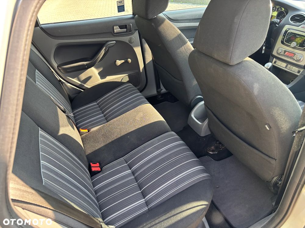 Ford Focus 1.6 TDCi DPF Style - 12