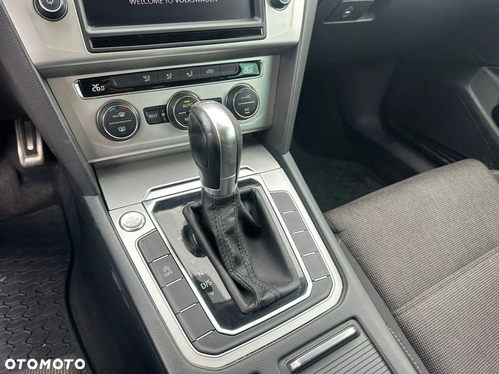 Volkswagen Passat - 11