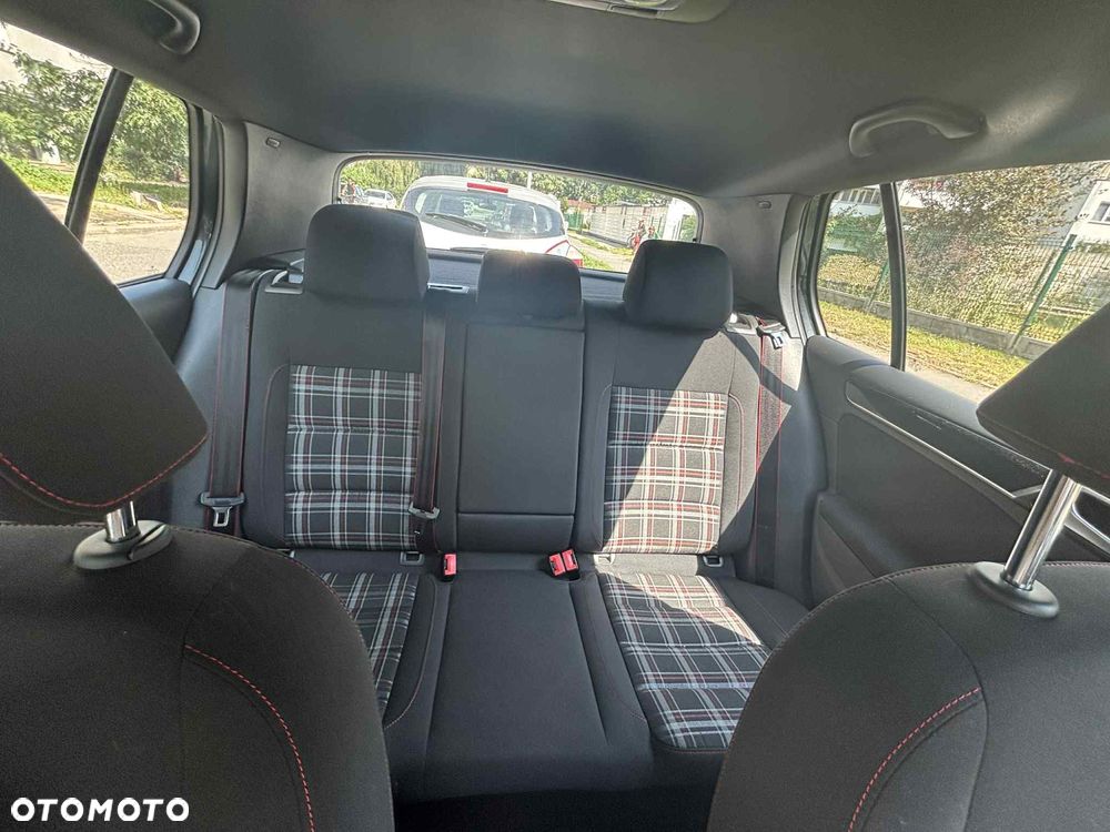 Volkswagen Golf - 10