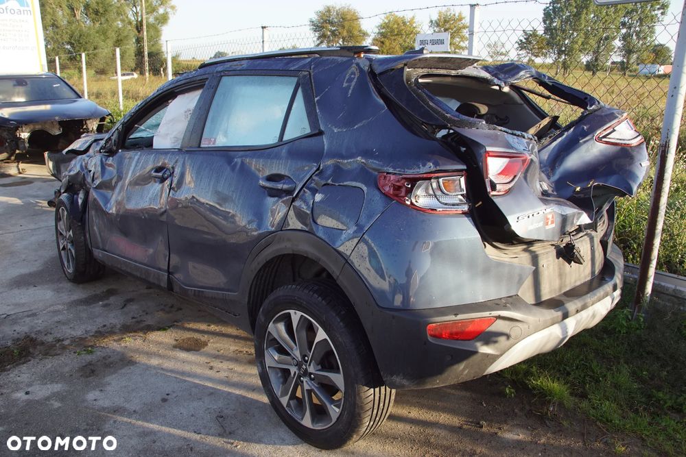 Auto na części - Kia Stonic 1.0 T-GDI 120 KM G3LC M6CF1 EU3 2019R Silnik Skrzynia Drzwi Zderzak Lampa Lusterko Klamka Szyba Deska Kokpit Sterownik Moduł Czujnik Licznik Wyświetlacz Panel Kierownica - 4