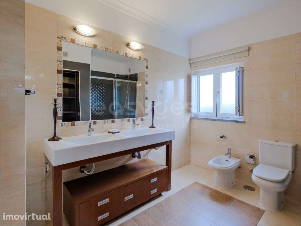 Moradia térrea T4 com piscina em lote de 700 m2 na Quinta do Anjo -... - Grande imagem: 4/60