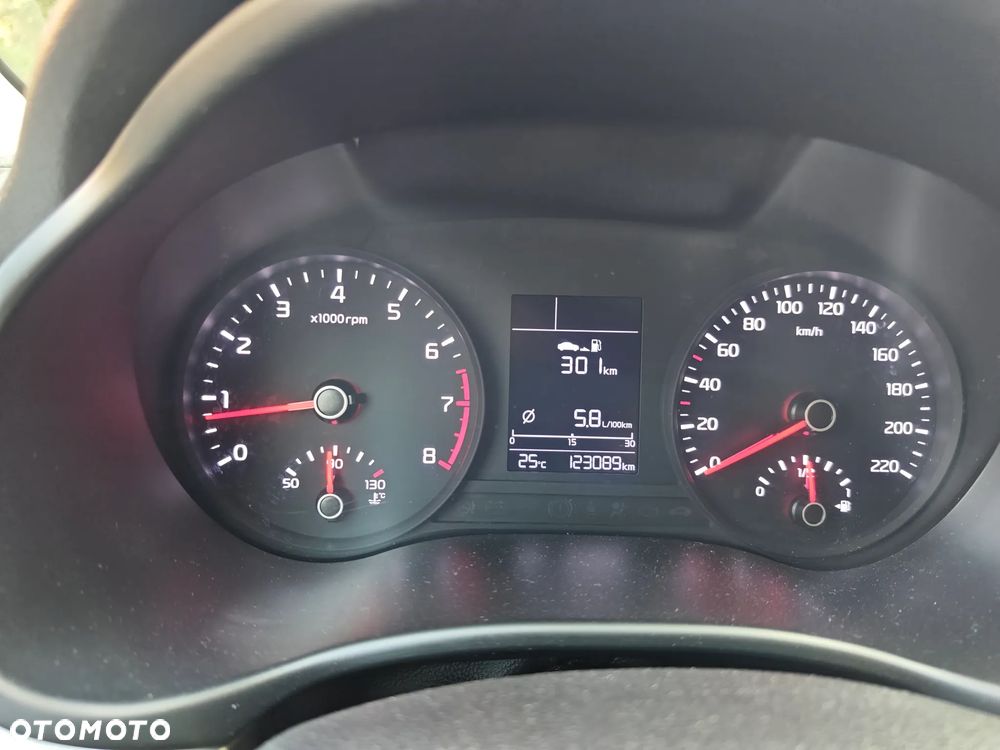 Kia Rio 1.2 L - 6