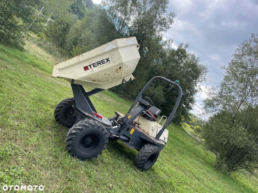 Terex DS030S Benford 3 tony OBROTOWE. Wozidło Budowlane-Rolnicze. Wózek z Obrotową Kolebą. 3 tony ładowność. 4x4. Mocny Silnik 4 cylindry Kubota 50km. 2600 mtg. Jazda 3 prędkości. Maszyna jak Nowa z Norweskiego Gospodarstwa! Ani deka luzów i wycieków! Pełny Oryginał. Hamulce brzytwa. Serwisy w DEKRA. Maszyna Woziła lekkie ładunki. Praktycznie zerowe zużycie. Wielka Okazja. Wszystko w pełnym Oryginale. Opony Oryginał w bardzo dobrym stanie! Potężna moc! - 5