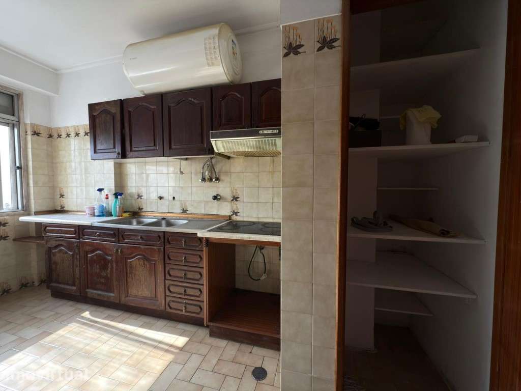 Apartamento T3 para modernização na zona de Pedralvas, Benfica. - Grande imagem: 4/13