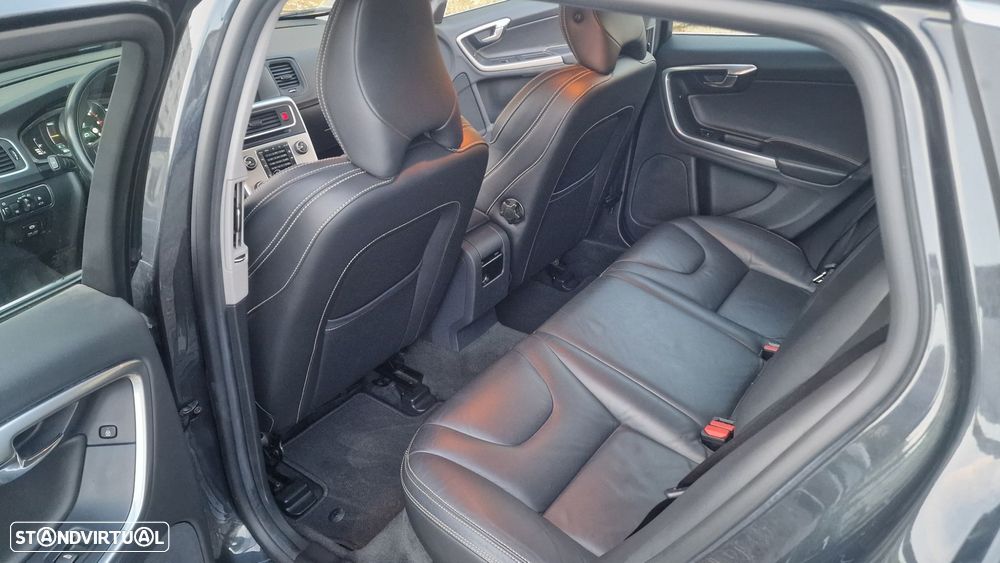 Volvo V60 D6 Plug-In-Hybrid AWD Geartronic Summum - 37