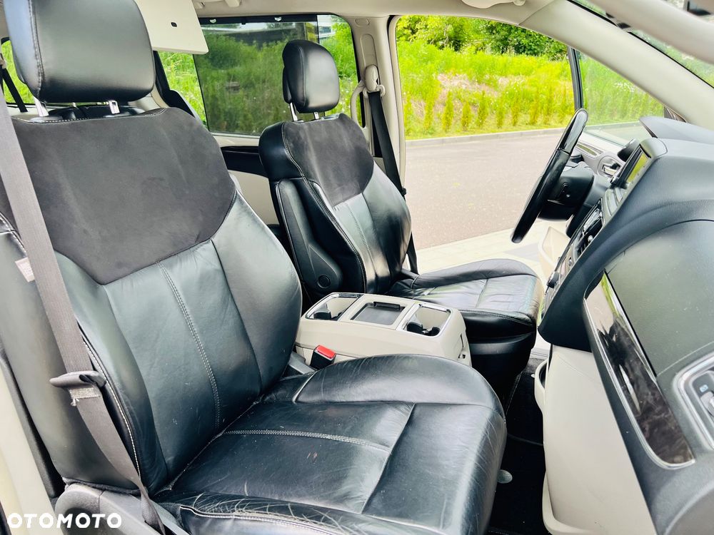 Chrysler Town & Country 3.6 Limited - 34