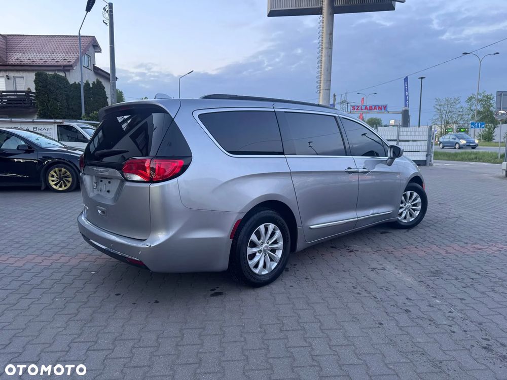 Chrysler Pacifica - 2