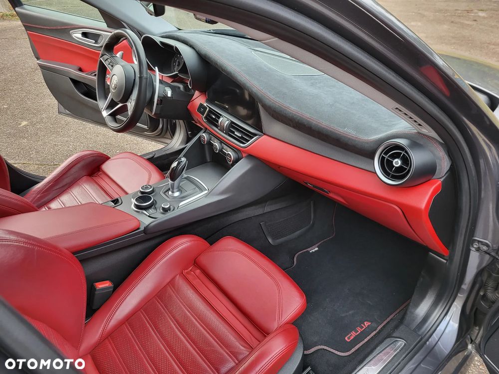 Alfa Romeo Giulia 2.0 Turbo 16V AT8-Q4 Veloce Ti - 29
