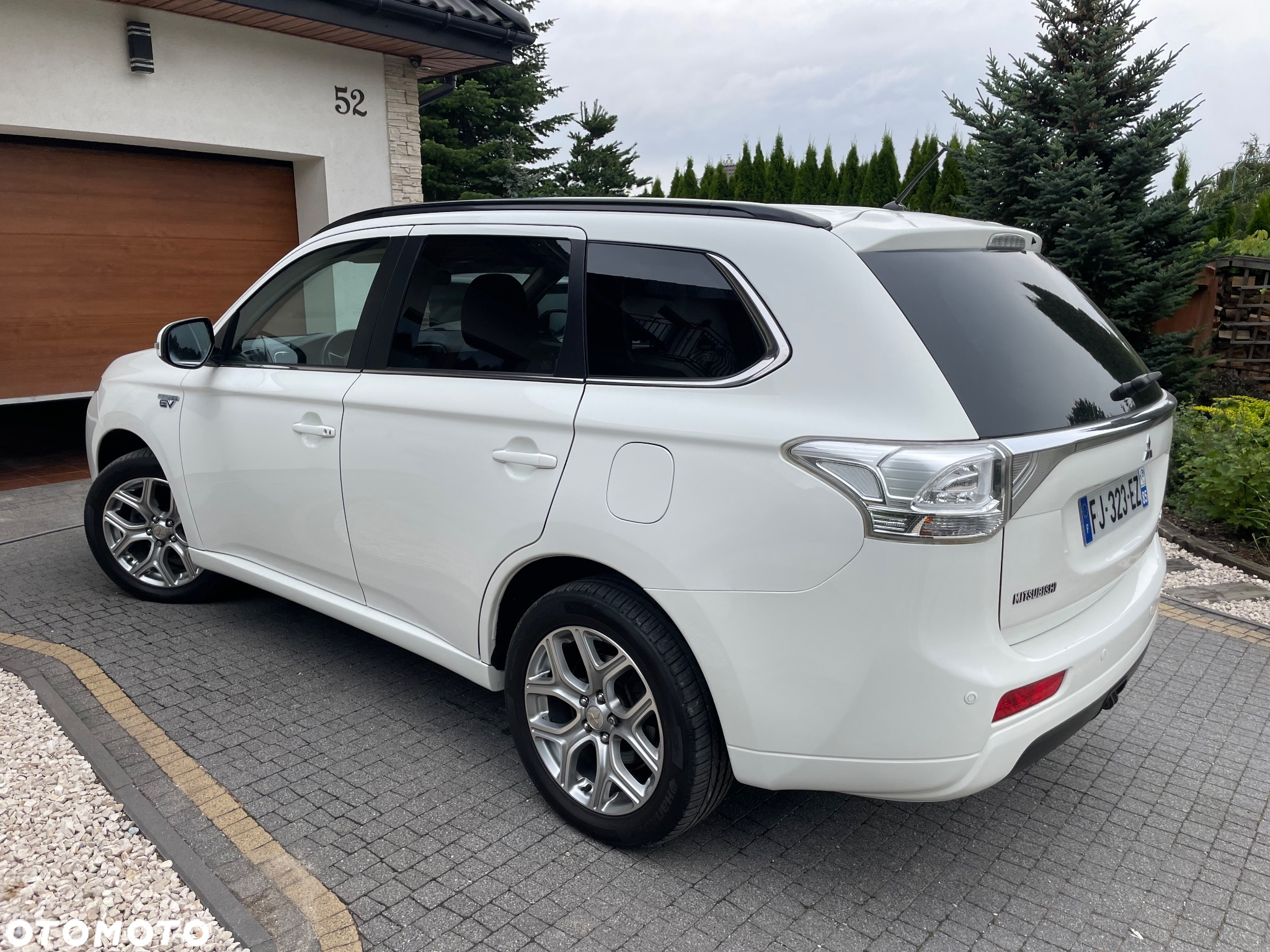 Mitsubishi Outlander 2.0 4WD Plug-In Hybrid - 26