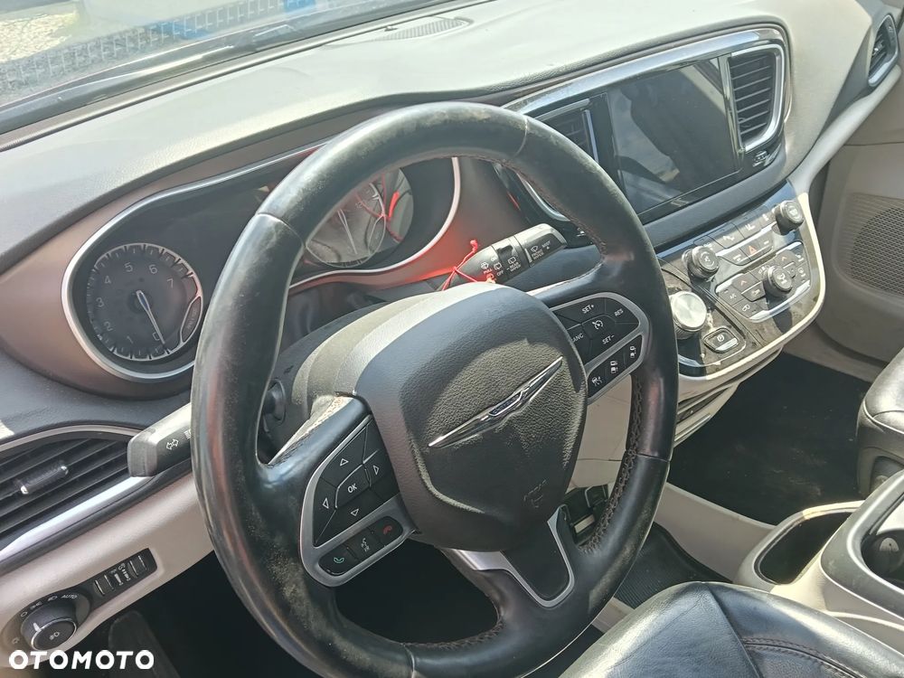 Chrysler Pacifica - 10