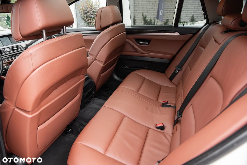 BMW Seria 5 528i Sport-Aut - 30