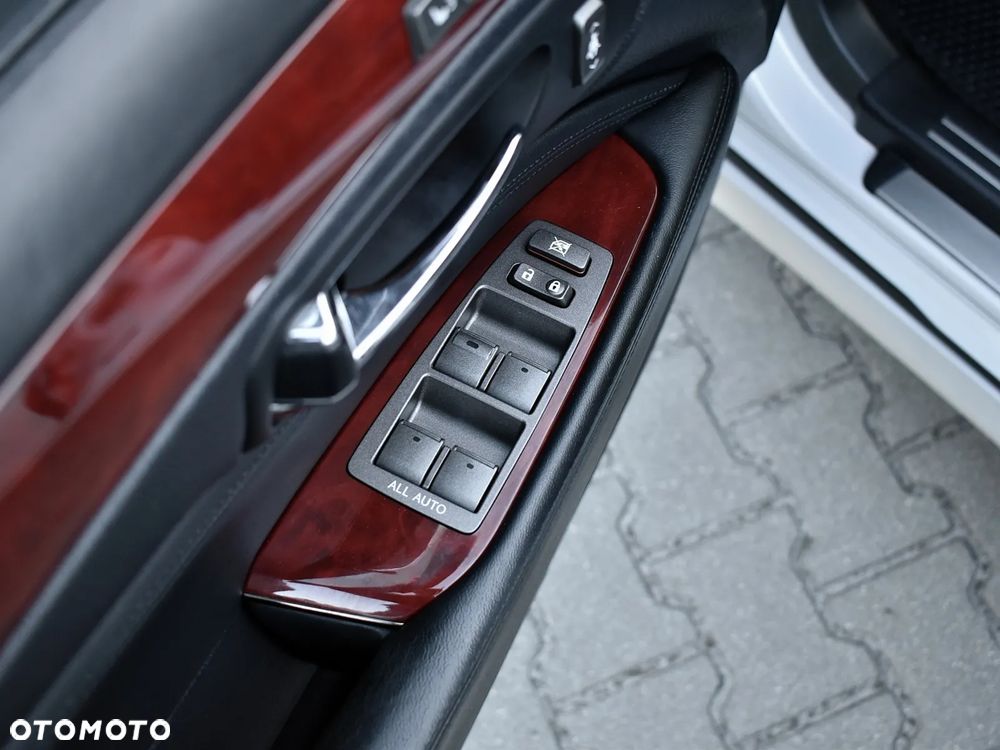 Lexus LS 600h Superior - 32