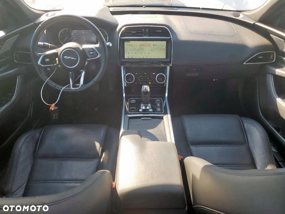 Jaguar XE 2.0 P250 R-Dynamic S - 9
