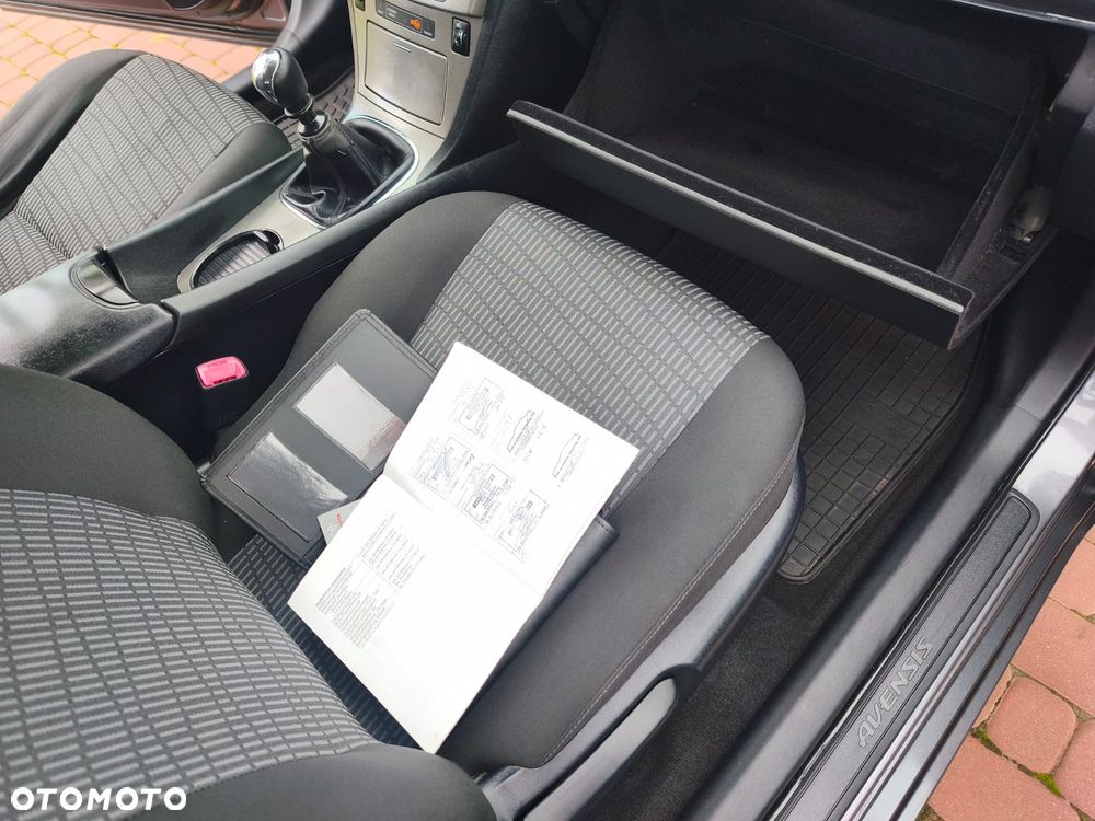 Toyota Avensis 1.8 Sol plus NAVI - 13