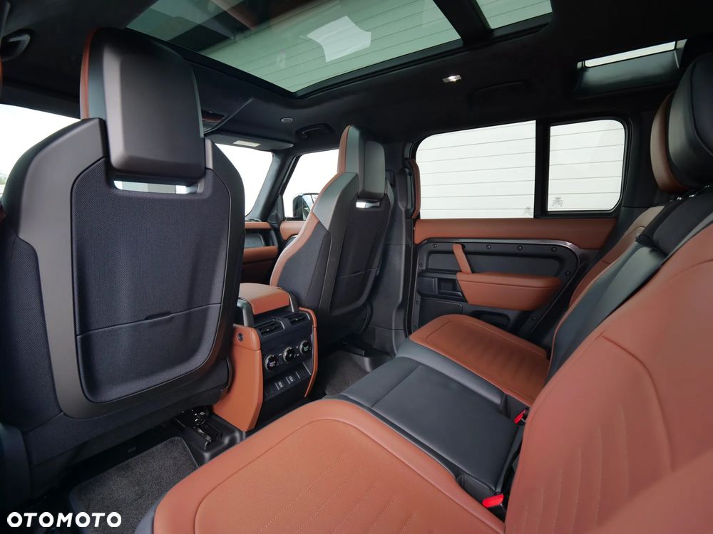 Land Rover Defender - 32