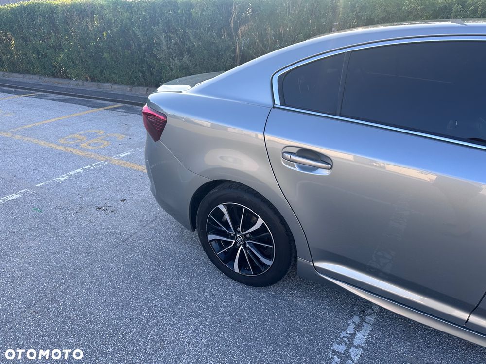 Toyota Avensis 1.8 Premium MS - 11