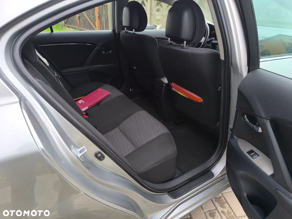 Toyota Avensis 1.6 - 10