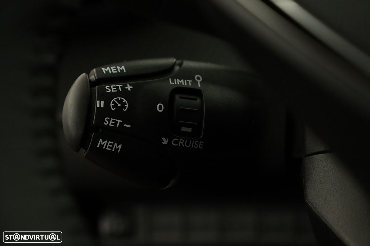 Peugeot 2008 1.2 PureTech Allure EAT8 - 17