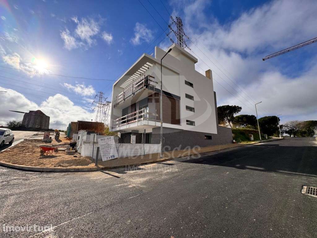 Moradia T4 com piscina, localizada nos Terraços du Moulin, Vialonga - Grande imagem: 2/26